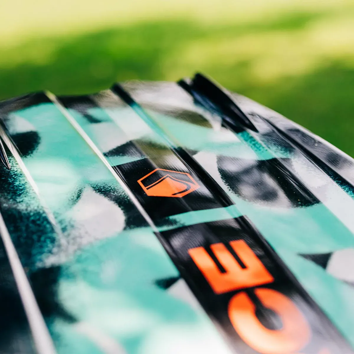 Liquid Force Remedy Wakeboard w/ Classic 6X Bindings - Image 3